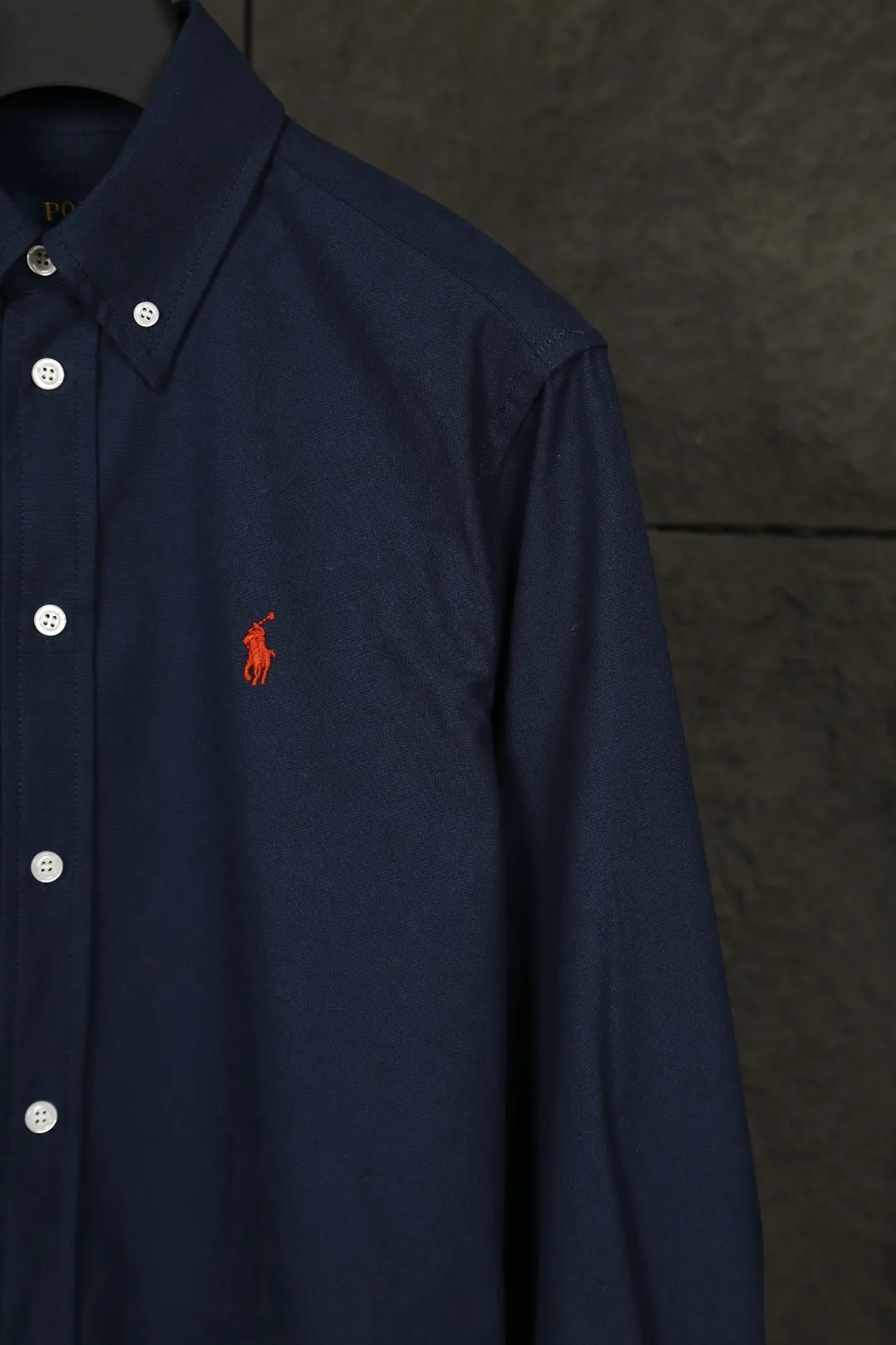 P230 Real photos [Evergreen for all seasons] Style number: 25011# Color: Navy red label/original blue/original white/matte pink/khaki/charcoal gray/black/dark blue white label Size: S to Face 100 cotton oxford spun, pre-laundering treatment, tight and soft texture ✅ - Custom dyed original pearlescent white buttons with different sizes ✅ - Special shaped chiffon foil included in the collar door tube, not easy to deform and pull ✅ - RL classic version of oxford spun shirt, thick and crisp feeling brought by oxford cloth, can be worn alone as an outer layer, can be matched with all seasons, practical wear, a must-have item in the wardrobe, start with eyes closed